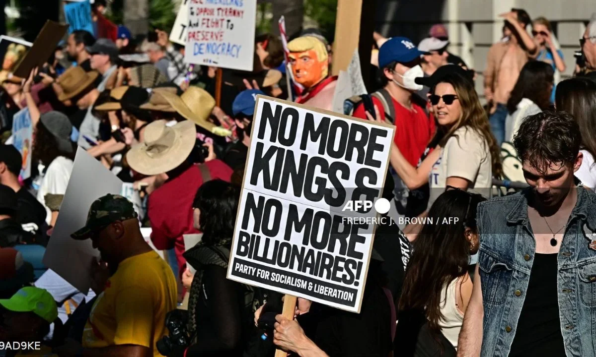 Mas de 300 organizaciones protestan en EU contra lo que llaman el 'régimen fascista' de Trump en EU, con el lema 'No King' como bandera.