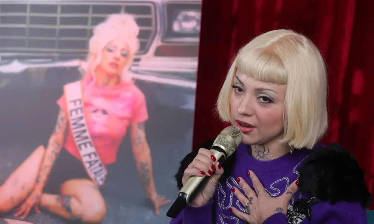 Mon Laferte presentó su nuevo álbum Femme Fatale, una obra en la que se adentra en territorios más introspectivos y sombríos.