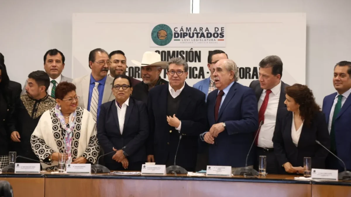 Ricardo Monreal y Pablo Gómez participan en reunión sobre la reforma electoral, que prevé cambios en representación proporcional.