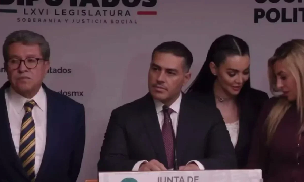 Ricardo Monreal describió a diputadas de Morena como las “batichicas”, quienes 'pelearon' por estar a lado de Harfuch.