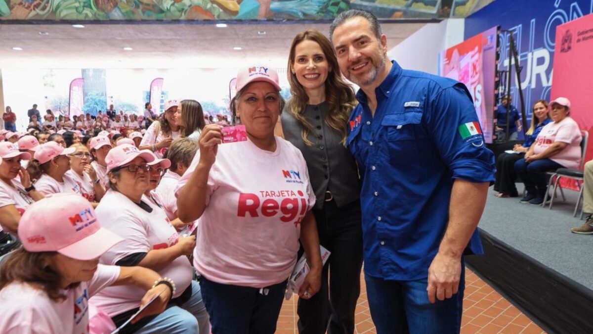 El alcalde de Monterrey, Adrián de la Garza, anunció que cada semana estarán haciendo entregas masivas de la Tarjeta Regia Plus.