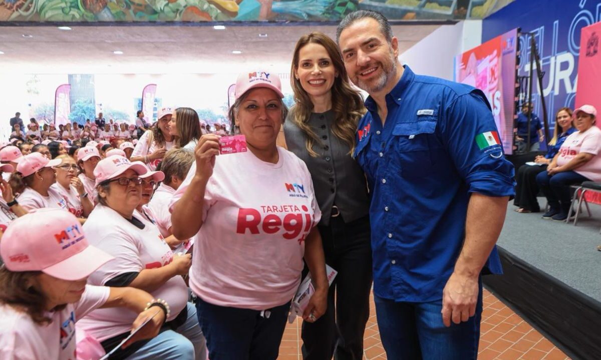 El alcalde de Monterrey, Adrián de la Garza, anunció que cada semana estarán haciendo entregas masivas de la Tarjeta Regia Plus.