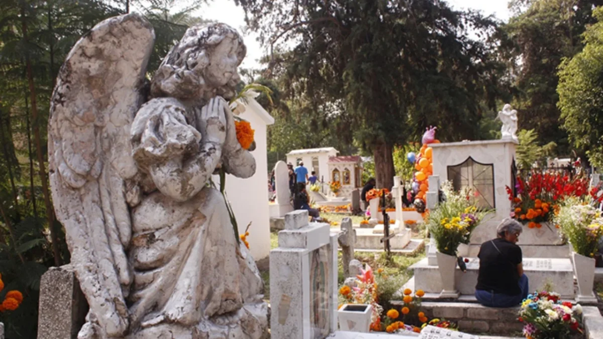 Yankel Alfredo Benítez Silva anuncia la prohibición de venta de alcohol cerca de panteones en Morelia por la Noche de Muertos.