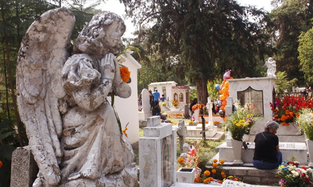 Yankel Alfredo Benítez Silva anuncia la prohibición de venta de alcohol cerca de panteones en Morelia por la Noche de Muertos.