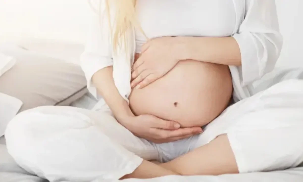 La Vida por Delante promueve una visión positiva de la maternidad y paternidad, destacando su papel transformador en la sociedad mexicana.