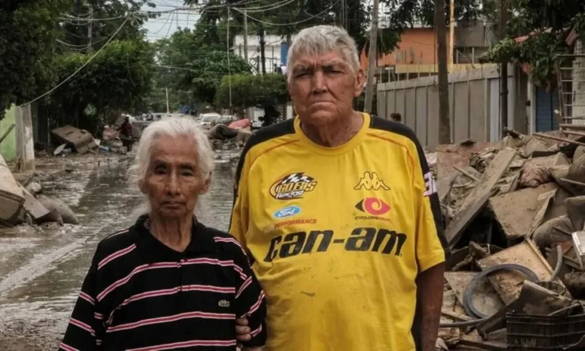 Una abuelita, que sobrevivió abrazada a su esposo durante una inundación en Veracruz, murió este lunes 27 de octubre.
