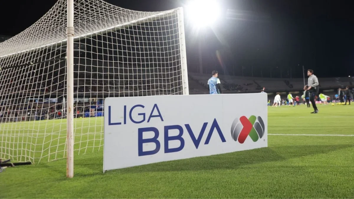 La UNAM informó del fallecimiento de una persona luego del partido entre el Cruz Azul y Monterrey en el Estadio Olímpico Universitario.