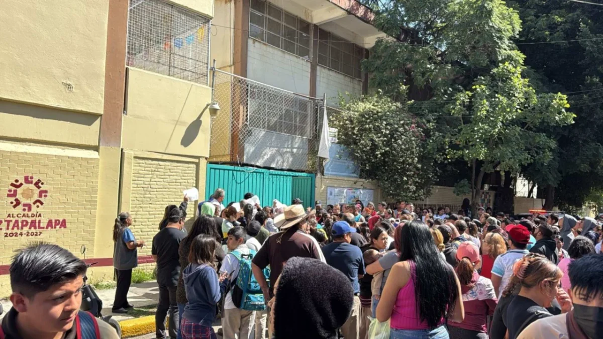 Autoridades educativas y familiares acompañan a la familia del estudiante fallecido en la Secundaria No. 70 de Iztapalapa.