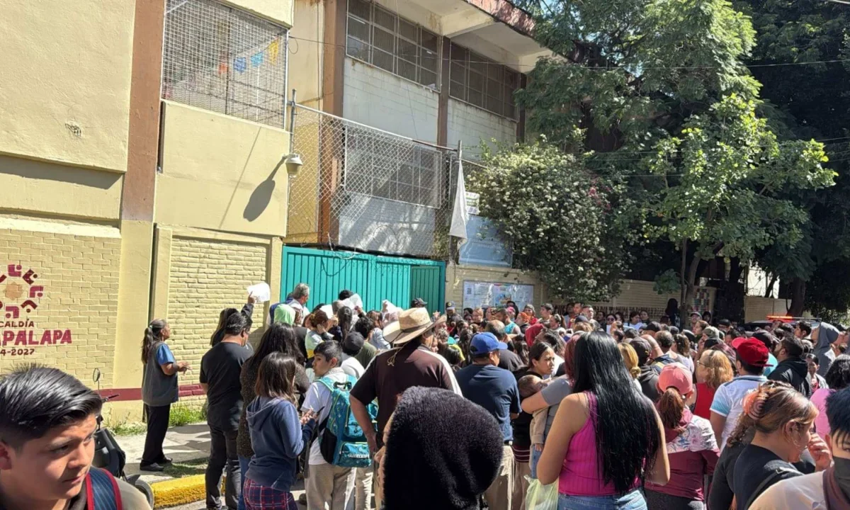 Autoridades educativas y familiares acompañan a la familia del estudiante fallecido en la Secundaria No. 70 de Iztapalapa.