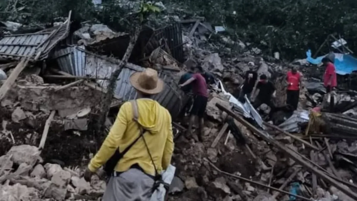 Mueren 7 por desgajamiento de un cerro en Oaxaca, una era una niña