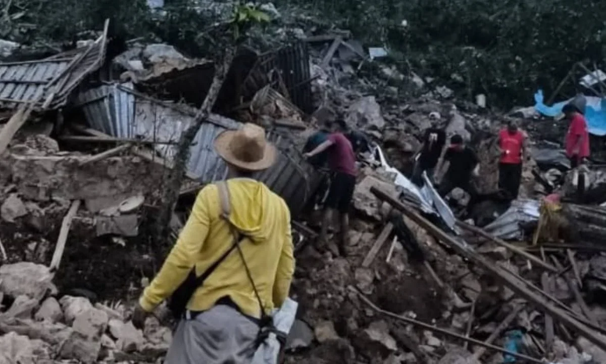 Mueren 7 por desgajamiento de un cerro en Oaxaca, una era una niña