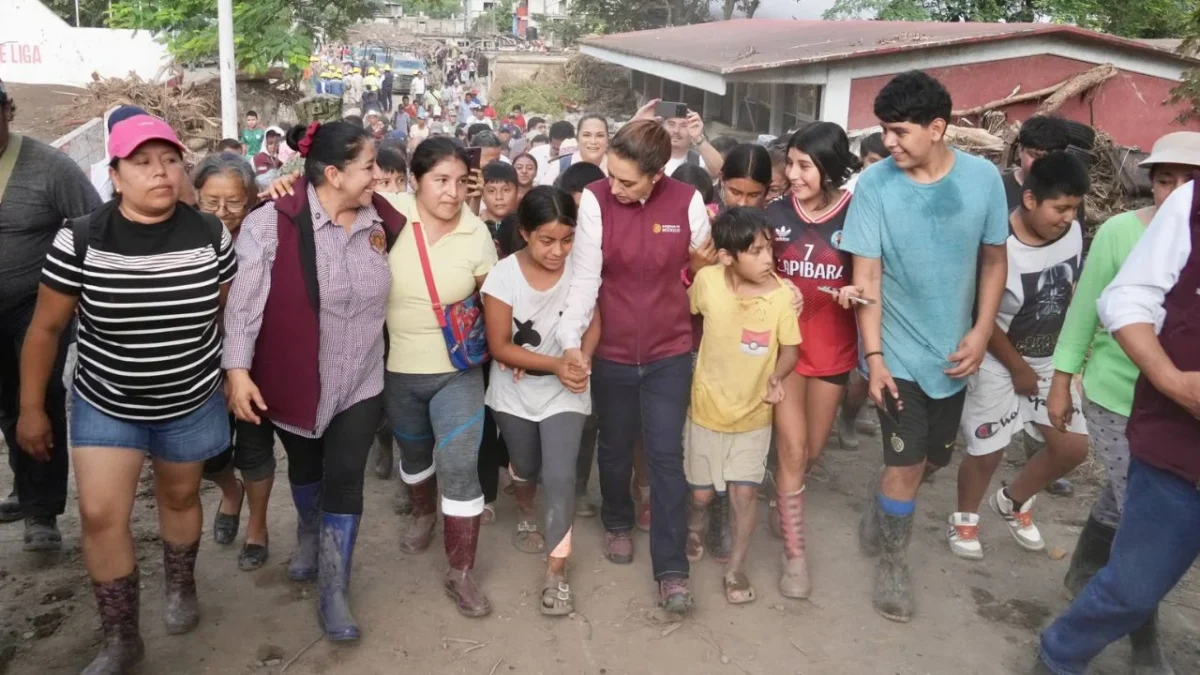 Claudia Sheinbaum supervisó las tareas de ayuda y apertura de camino en Hidalgo, a bordo de la batea de una camioneta de la Defensa Nacional.