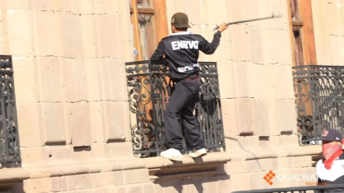 Normalistas de Michoacán arribaron al centro de Morelia, en donde causaron destrozos como parte de su manifestación convocada este miércoles.