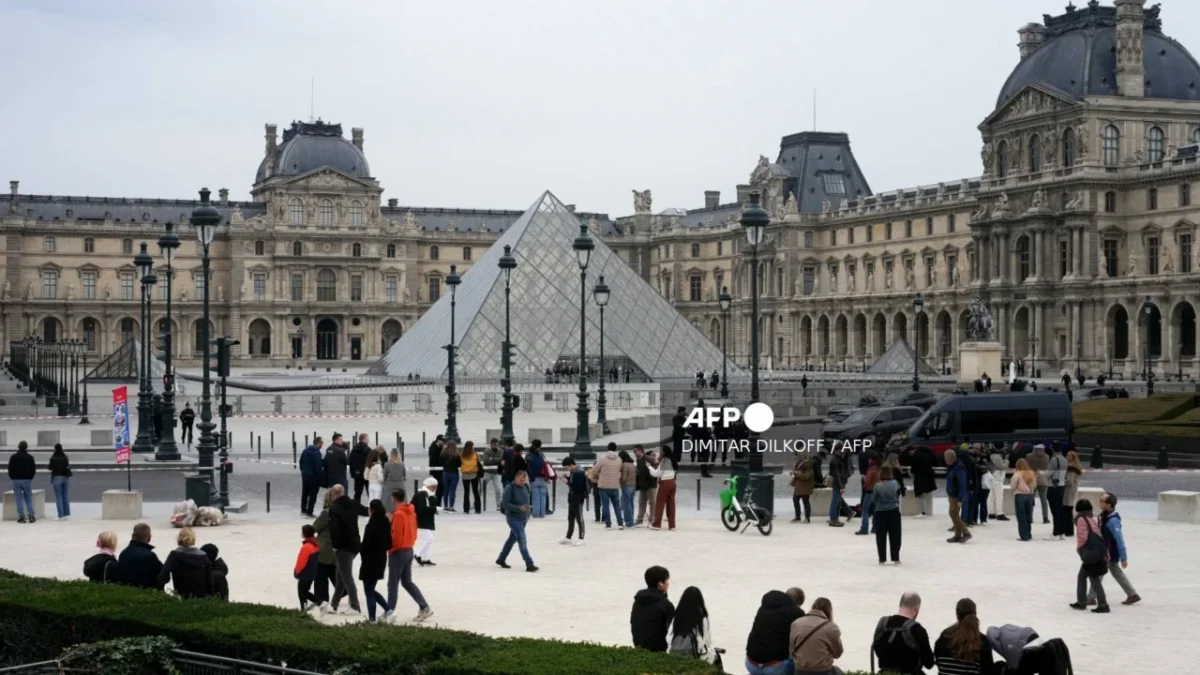 Autoridades revisan las instalaciones del Museo de Louvre tras el robo de valiosas joyas históricas en París.
