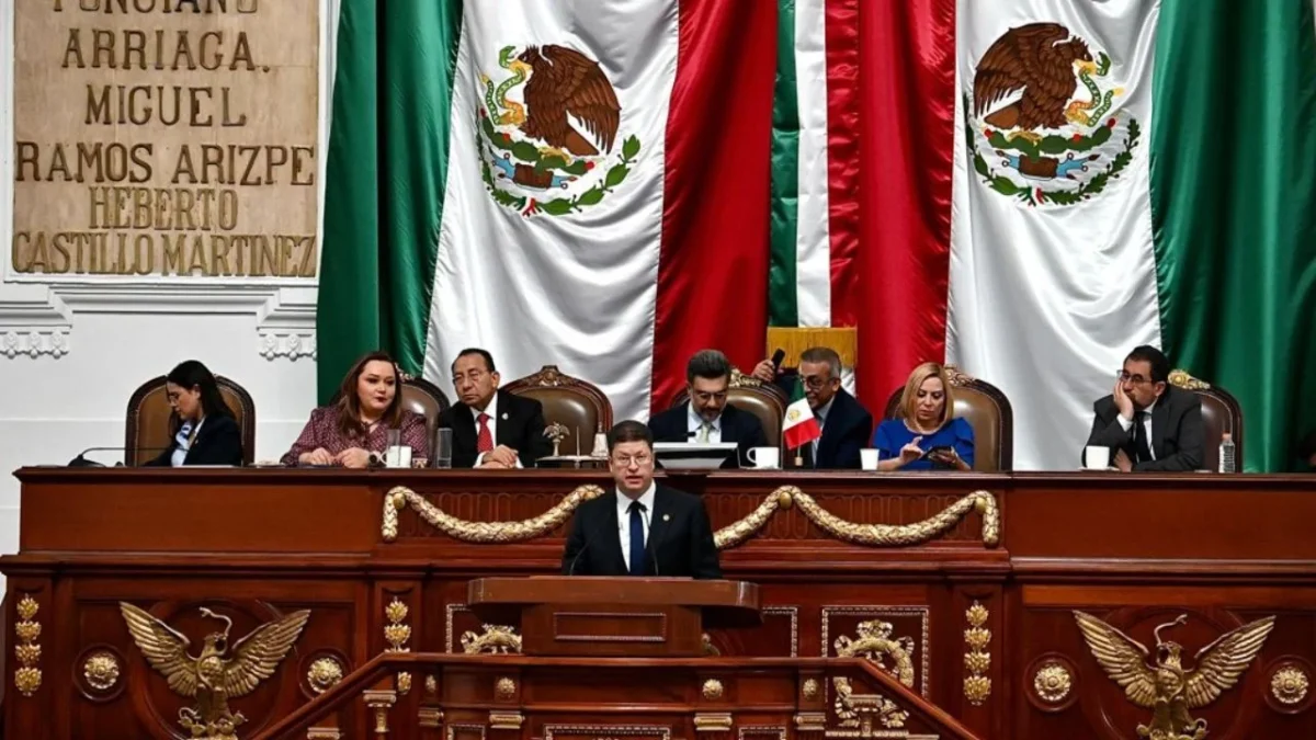En su comparecencia desde la máxima tribuna de la CDMX, Pablo Vázquez pidió un aplauso para los más de 86 mil policías de la SSC.
