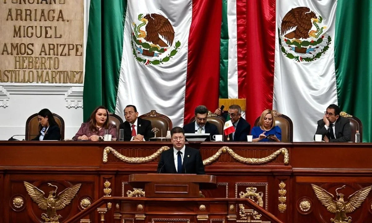 En su comparecencia desde la máxima tribuna de la CDMX, Pablo Vázquez pidió un aplauso para los más de 86 mil policías de la SSC.