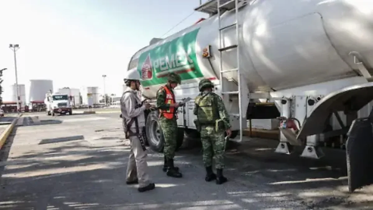 Personal y maquinaria de Pemex realizan labores de rescate y atención en comunidades afectadas por intensas lluvias en Veracruz y Puebla.