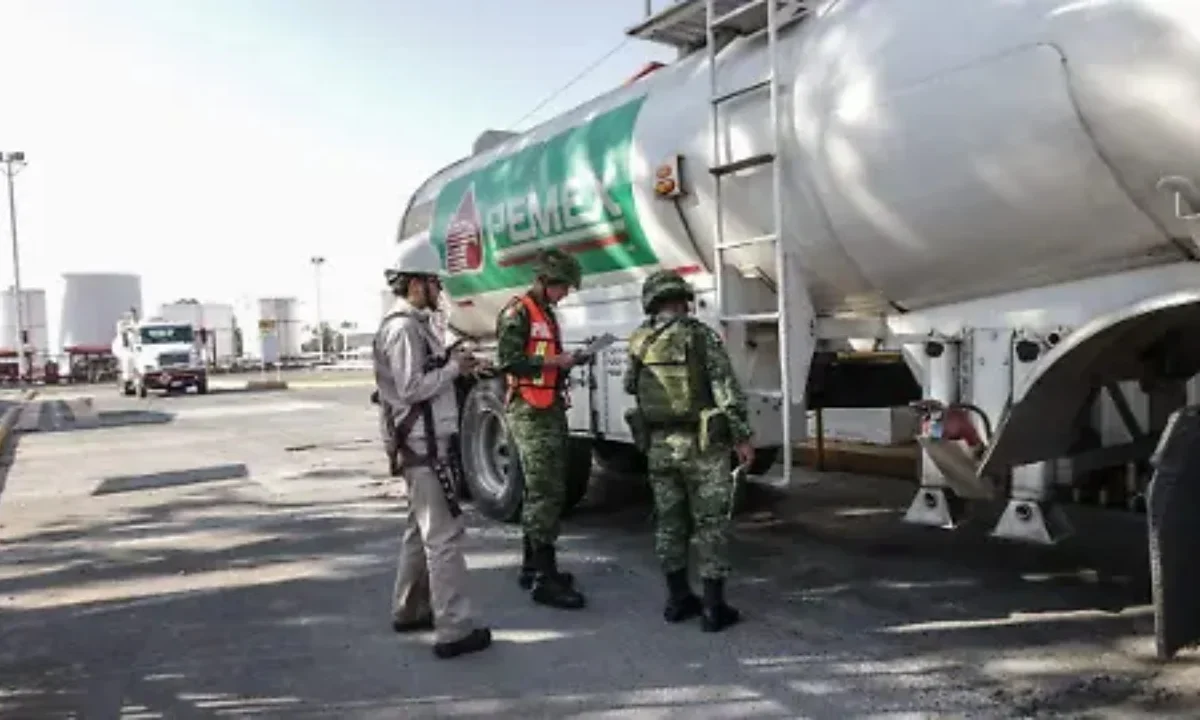 Personal y maquinaria de Pemex realizan labores de rescate y atención en comunidades afectadas por intensas lluvias en Veracruz y Puebla.