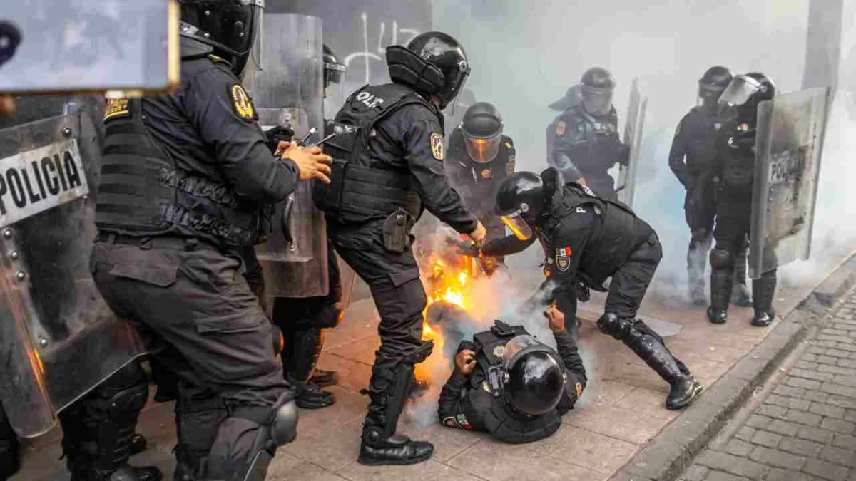 Valor. El Gobierno capitalino y federal reconocieron a los policías que no reprimieron, pese a las agresiones, a los manifestantes.