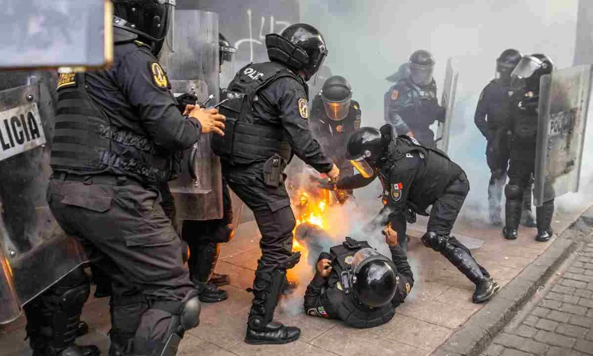Valor. El Gobierno capitalino y federal reconocieron a los policías que no reprimieron, pese a las agresiones, a los manifestantes.