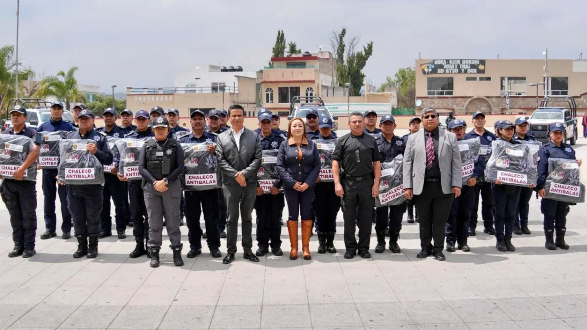Denuncian que a horas de que les entregaron los chalecos antibalas a policías de Nicolás Romero, se los quitaron; alcaldesa no da explicación.