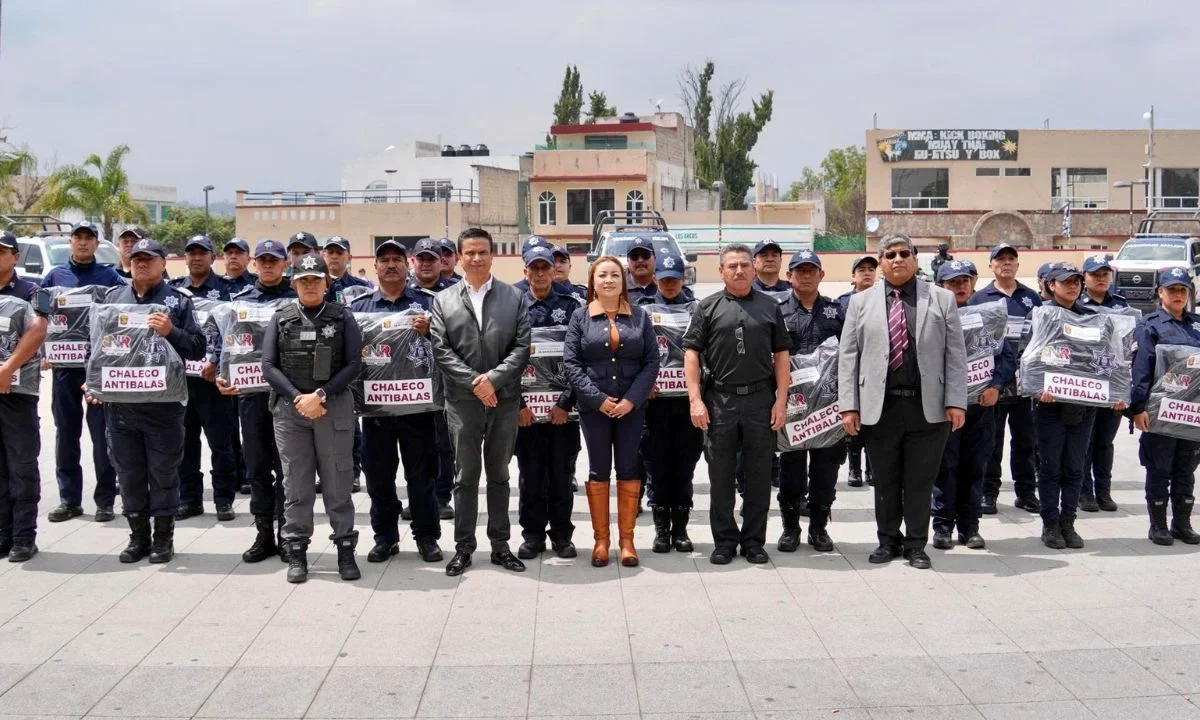 Denuncian que a horas de que les entregaron los chalecos antibalas a policías de Nicolás Romero, se los quitaron; alcaldesa no da explicación.