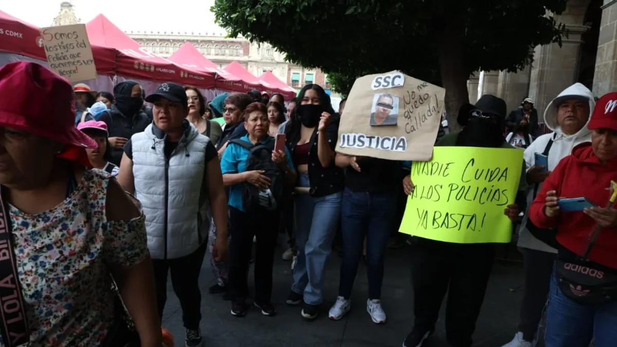 Integrantes de la SSC exigieron frente a Palacio Nacional la destitución de mandos tras agresiones en la marcha.