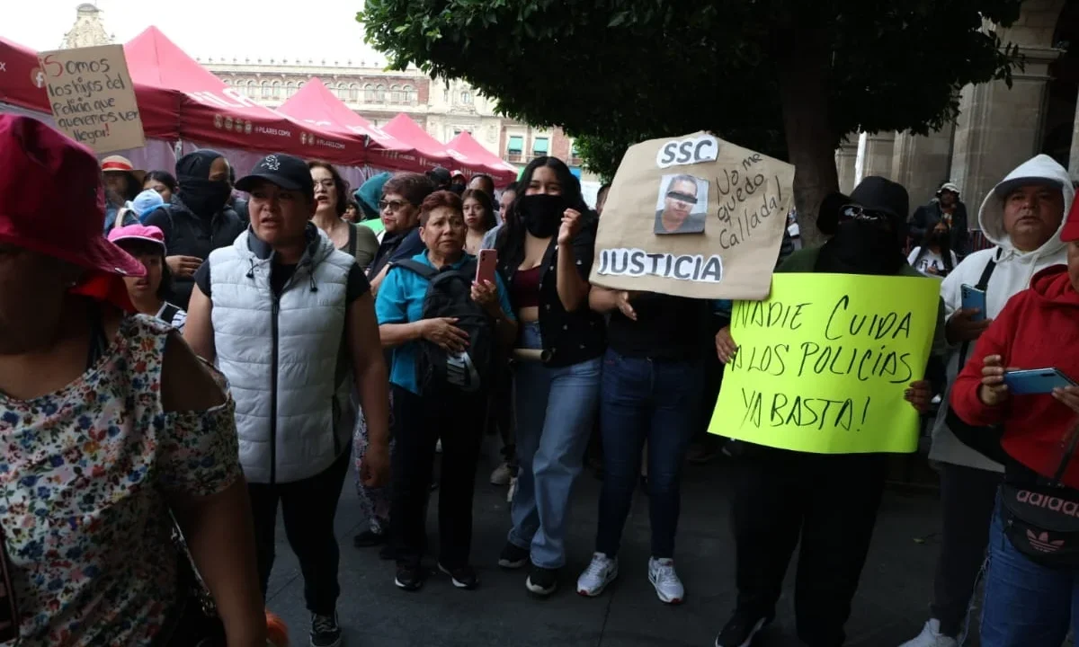 Integrantes de la SSC exigieron frente a Palacio Nacional la destitución de mandos tras agresiones en la marcha.