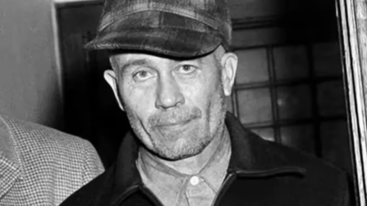 Ed Gein en su granja de Plainfield, Wisconsin, lugar donde se descubrieron cuerpos y restos humanos que lo hicieron infame.