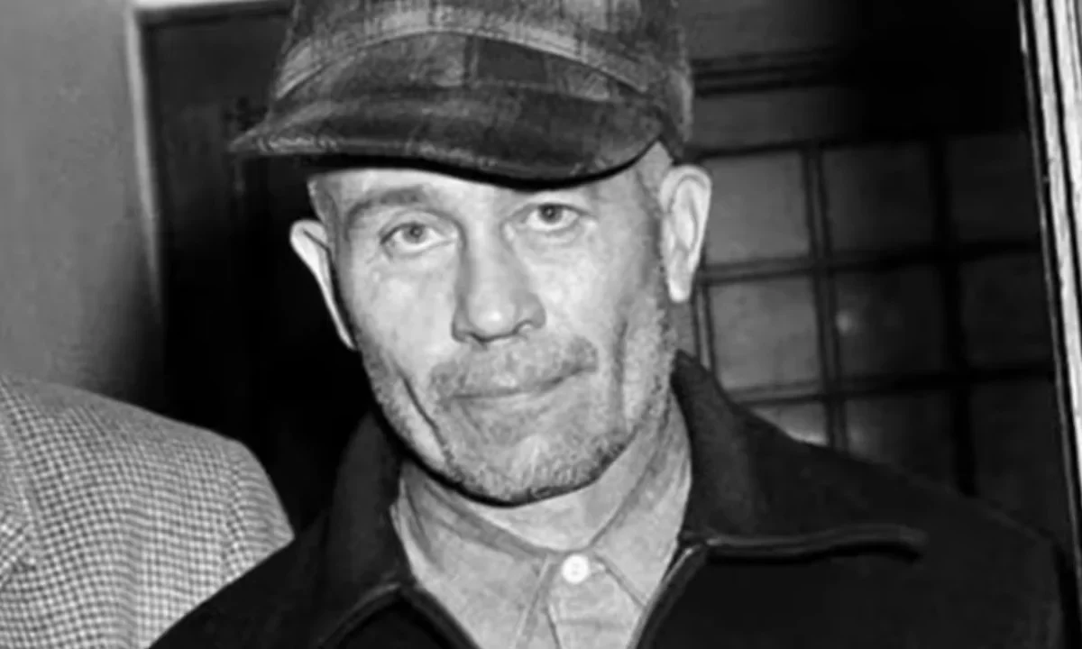 Ed Gein en su granja de Plainfield, Wisconsin, lugar donde se descubrieron cuerpos y restos humanos que lo hicieron infame.