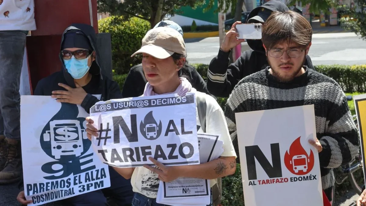 Integrantes de No al Tarifazo Edomex salieron a las calles de Toluca para protestar.