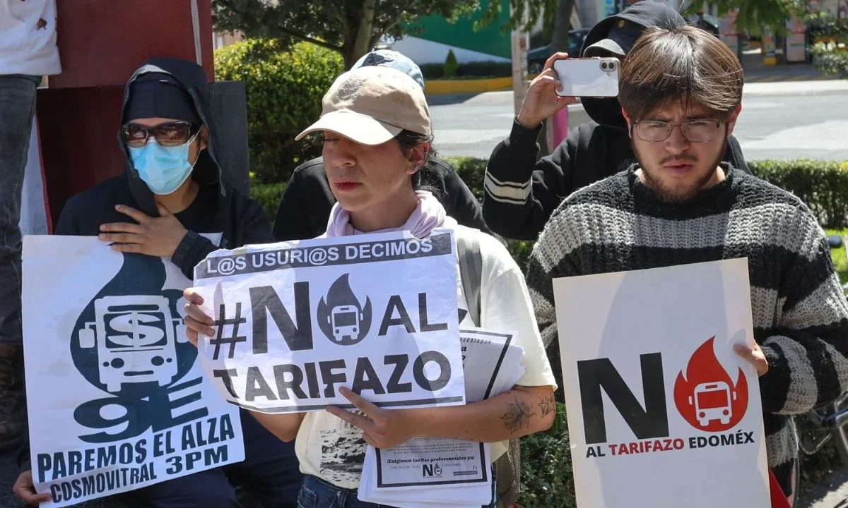 Integrantes de No al Tarifazo Edomex salieron a las calles de Toluca para protestar.