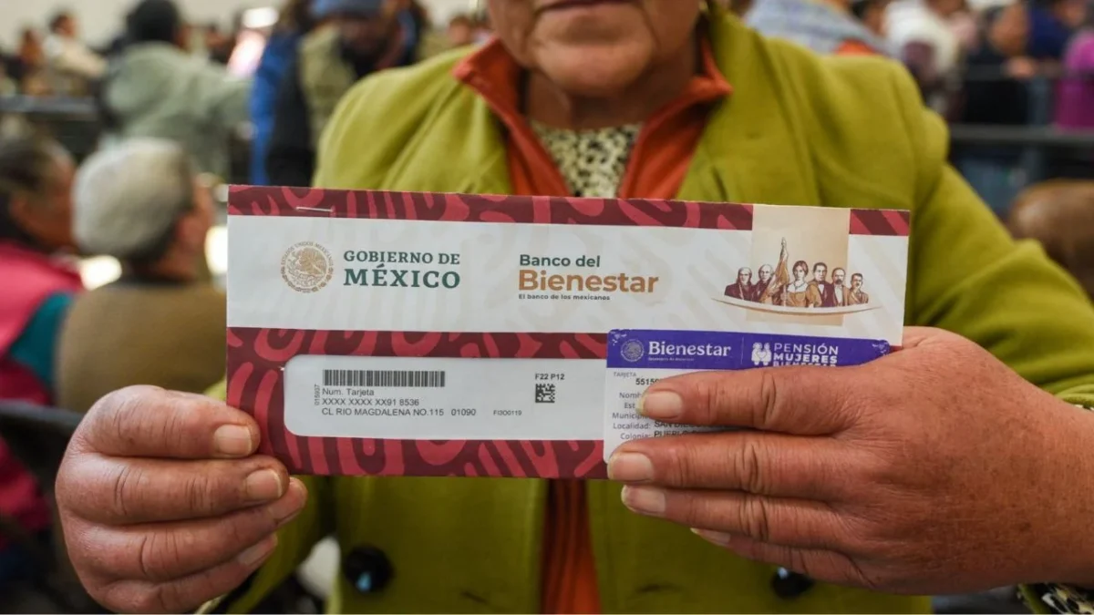 ¿Puede un familiar recoger la tarjeta de la Pensión Mujeres Bienestar?