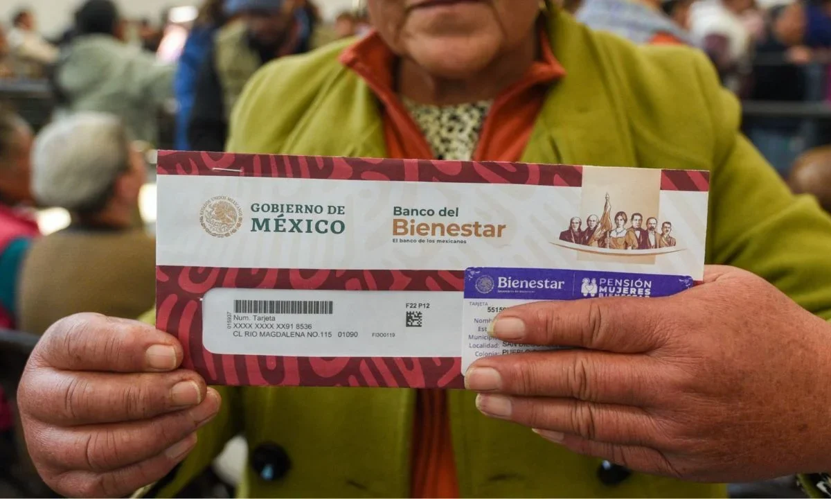 ¿Puede un familiar recoger la tarjeta de la Pensión Mujeres Bienestar?