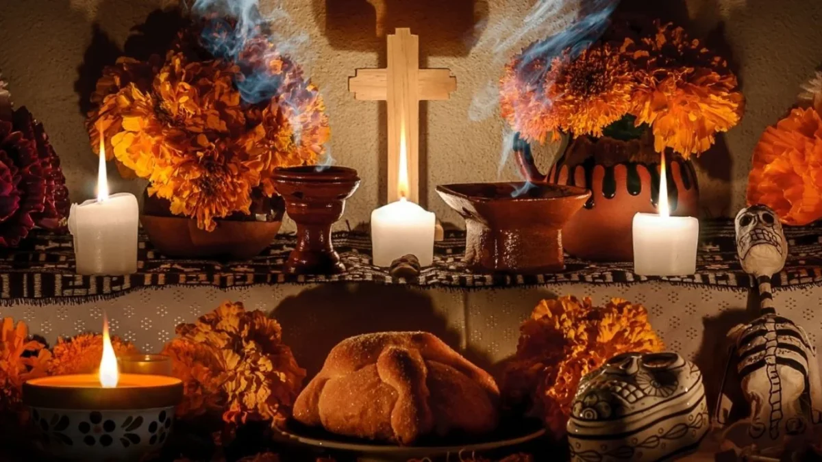 Altares de Día de Muertos combinan tradición, creatividad y recuerdos, con flores, velas y alimentos favoritos de los difuntos.