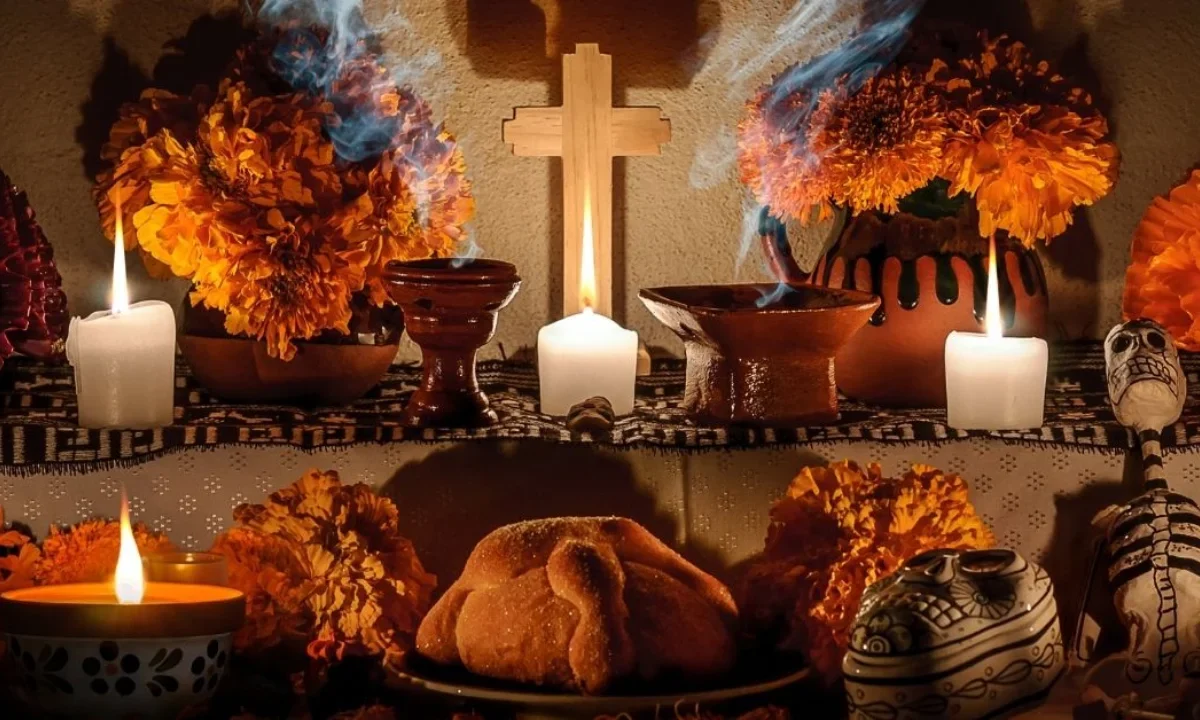Altares de Día de Muertos combinan tradición, creatividad y recuerdos, con flores, velas y alimentos favoritos de los difuntos.