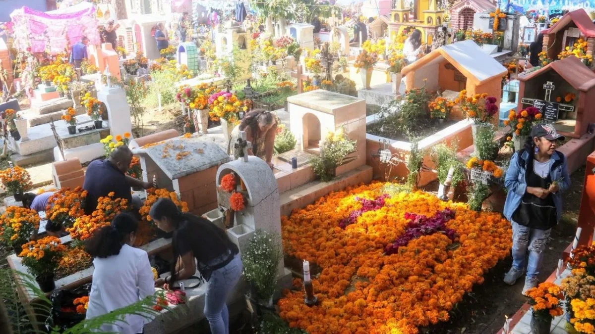 La labor del sepulturero Ramón García es cuidar a los que ya no están y acompaña a los que vienen a despedirse en un panteón en Cancún.
