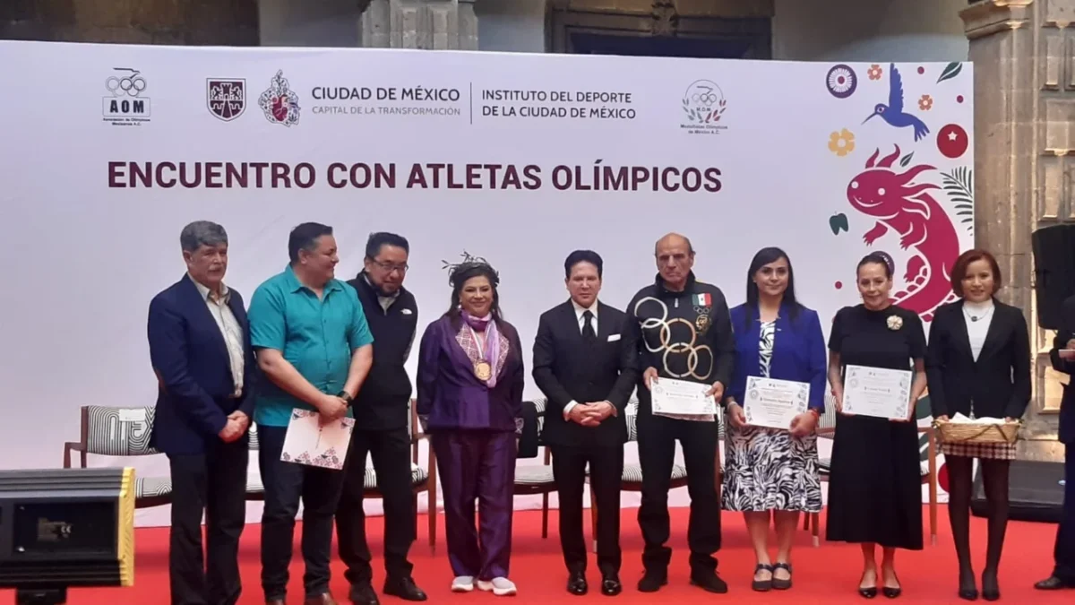 Exdeportistas reciben diplomas de embajadores de la paz y el deporte, celebrando los 57 años de México 1968.