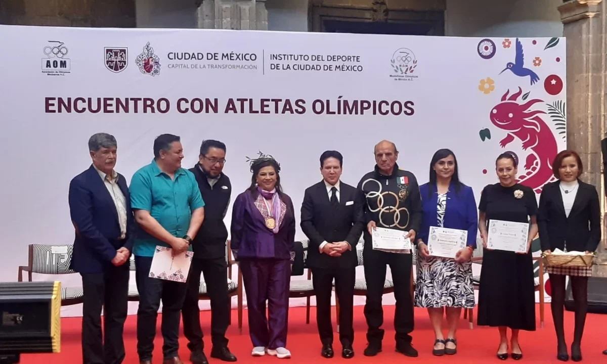 Exdeportistas reciben diplomas de embajadores de la paz y el deporte, celebrando los 57 años de México 1968.