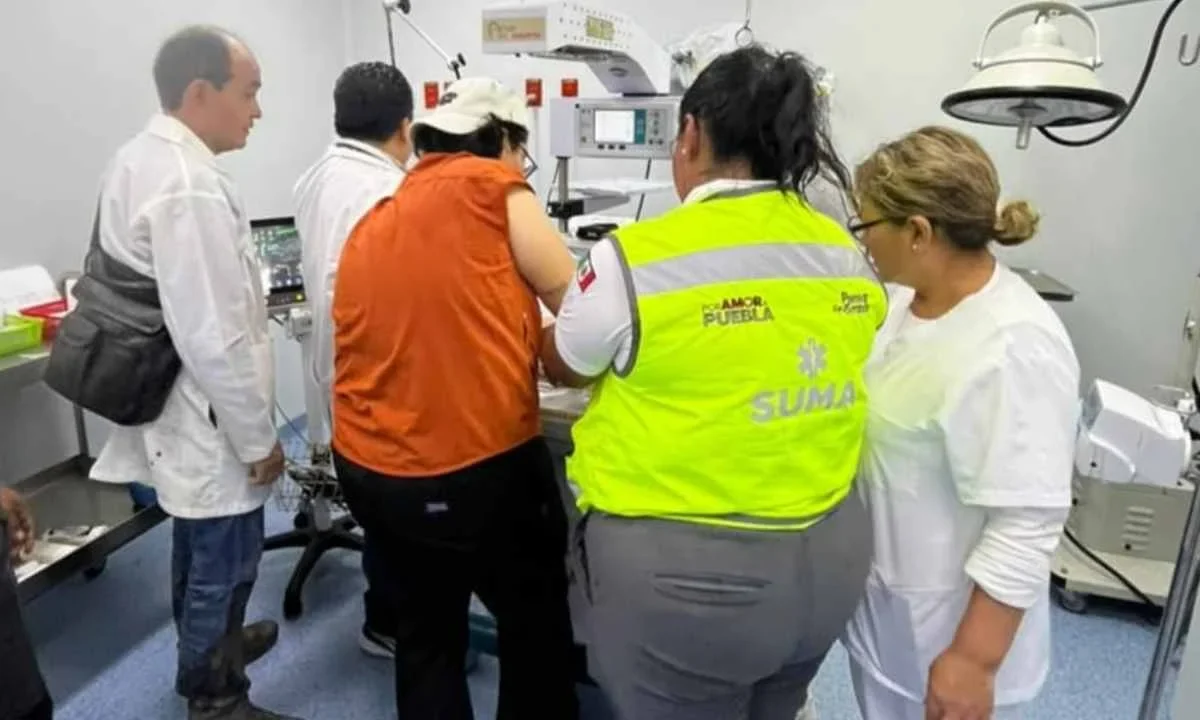 Rescatan a una recién nacida tras el reporte de inundación en hospital de La Ceiba en Puebla.