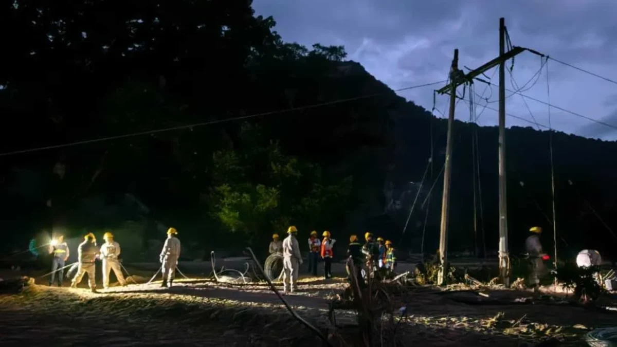 Claudia Sheinbaum informó que se ha restablecido el 99.75% de la luz en los estados afectados.