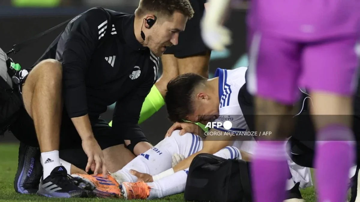 El mexicano Rodrigo Huescas salió lesionado del partido ante el Qarabag en la Champions League.
