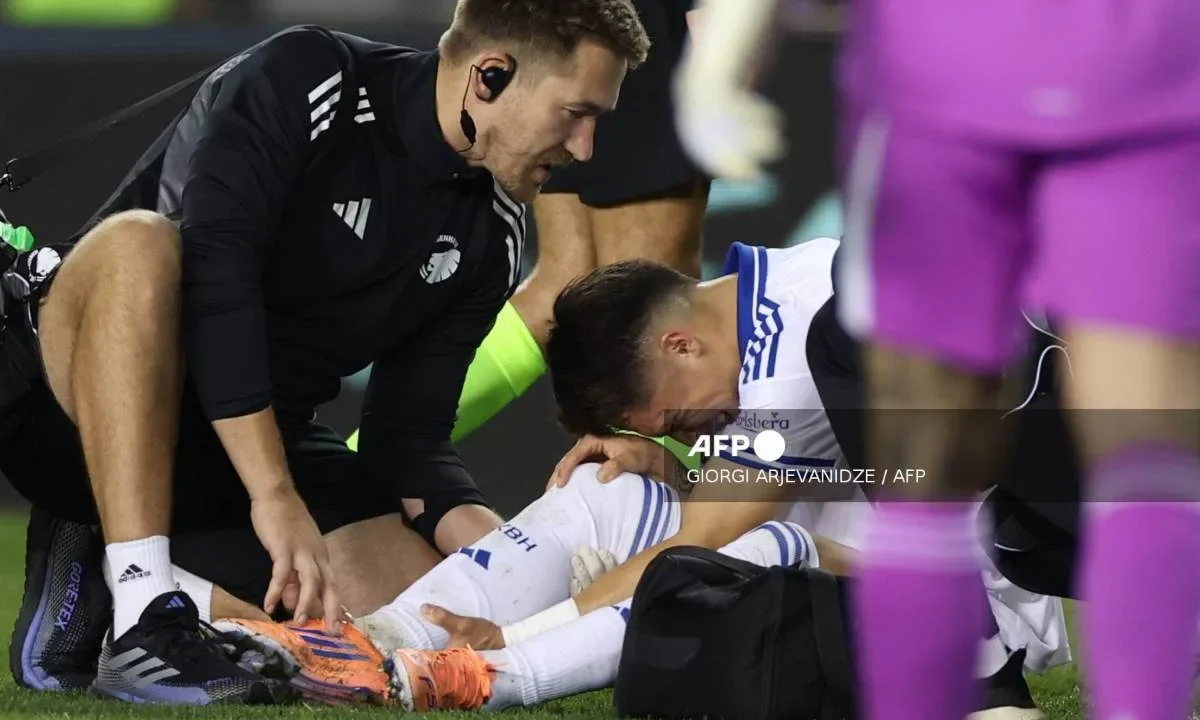 El mexicano Rodrigo Huescas salió lesionado del partido ante el Qarabag en la Champions League.