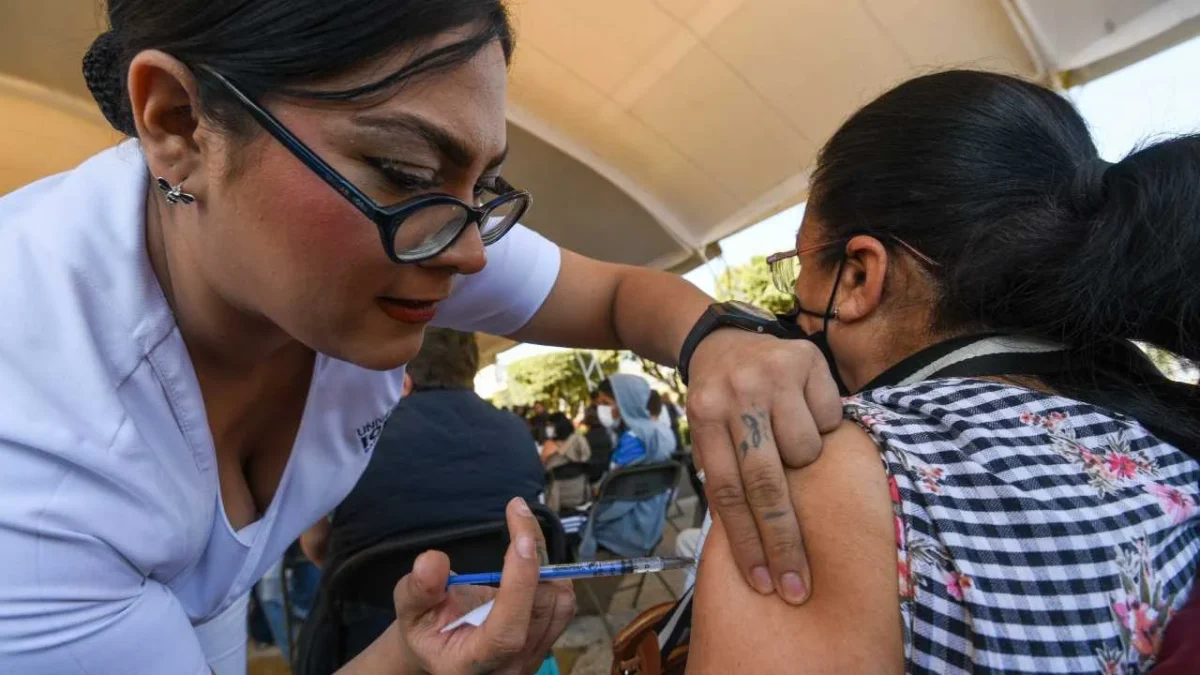 La Secretaría de Salud aplica 49 mil vacunas durante la emergencia por lluvias en las zonas afectadas.