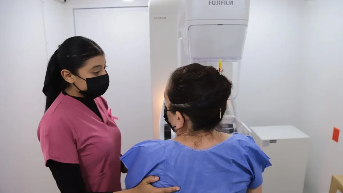 El banco invita a mujeres a aprovechar beneficios de salud y participa en la prevención del cáncer de mama.