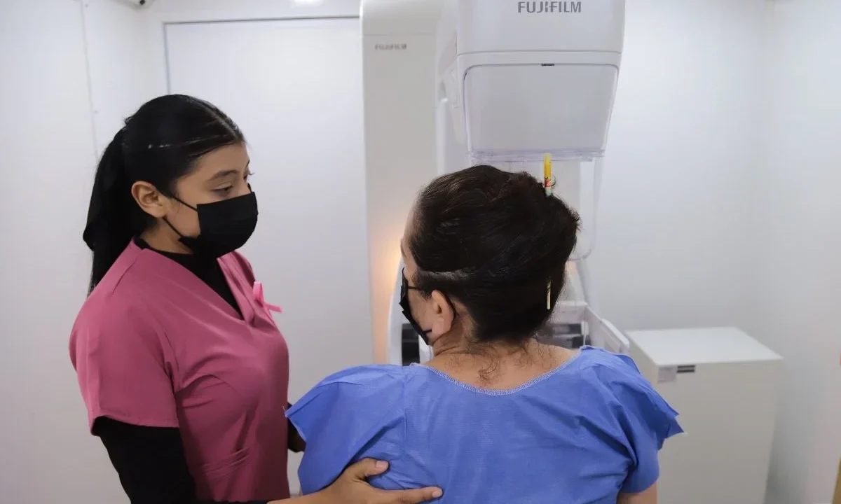 El banco invita a mujeres a aprovechar beneficios de salud y participa en la prevención del cáncer de mama.