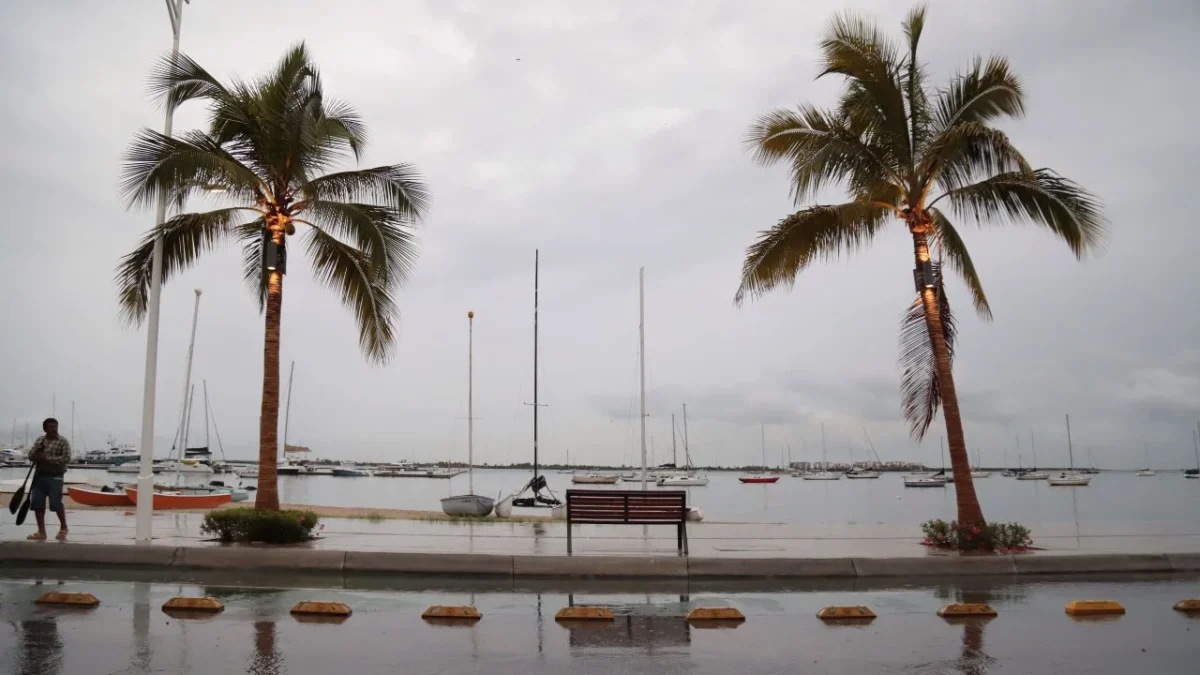 LA PAZ, BAJA CALIFORNIA SUR, 03SEPTIEMBRE2025.- En la capital se han dejado sentir los efectos del paso del huracán Lorena, el cual alcanzó categoría 1 por la madrugada y que continúa su desplazamiento por el Pacífico mexicano, sus bandas nubosas provocaron lluvias torrenciales en todo el municipio.