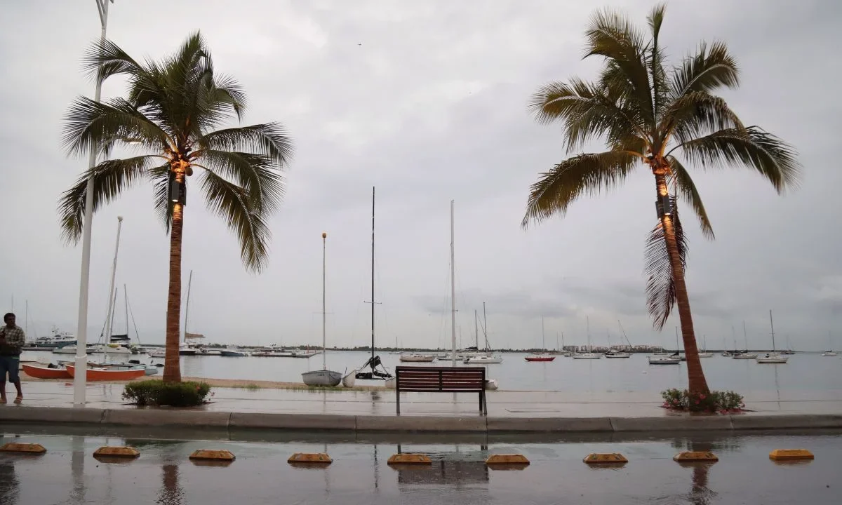 LA PAZ, BAJA CALIFORNIA SUR, 03SEPTIEMBRE2025.- En la capital se han dejado sentir los efectos del paso del huracán Lorena, el cual alcanzó categoría 1 por la madrugada y que continúa su desplazamiento por el Pacífico mexicano, sus bandas nubosas provocaron lluvias torrenciales en todo el municipio.