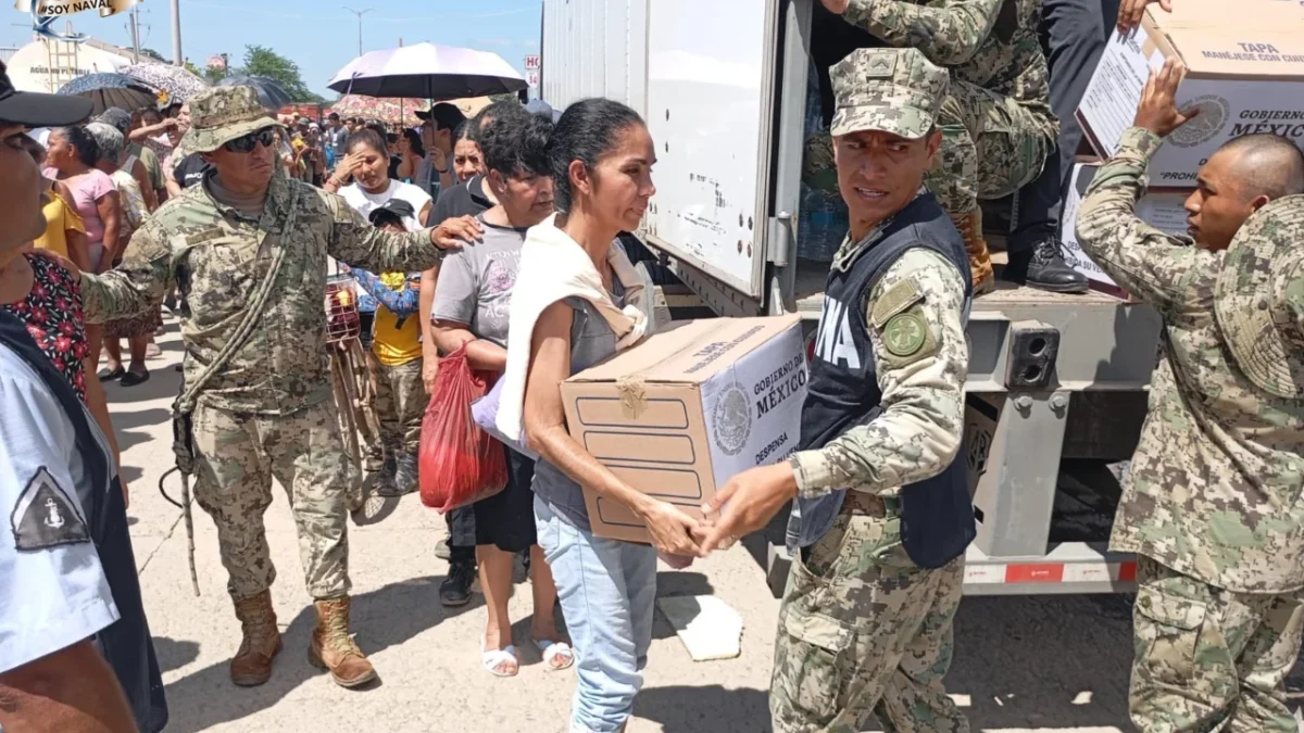 Elementos de la Semar distribuyen despensas, agua y atención médica a damnificados en zonas afectadas por Raymond y Priscila, a través del Plan Marina,