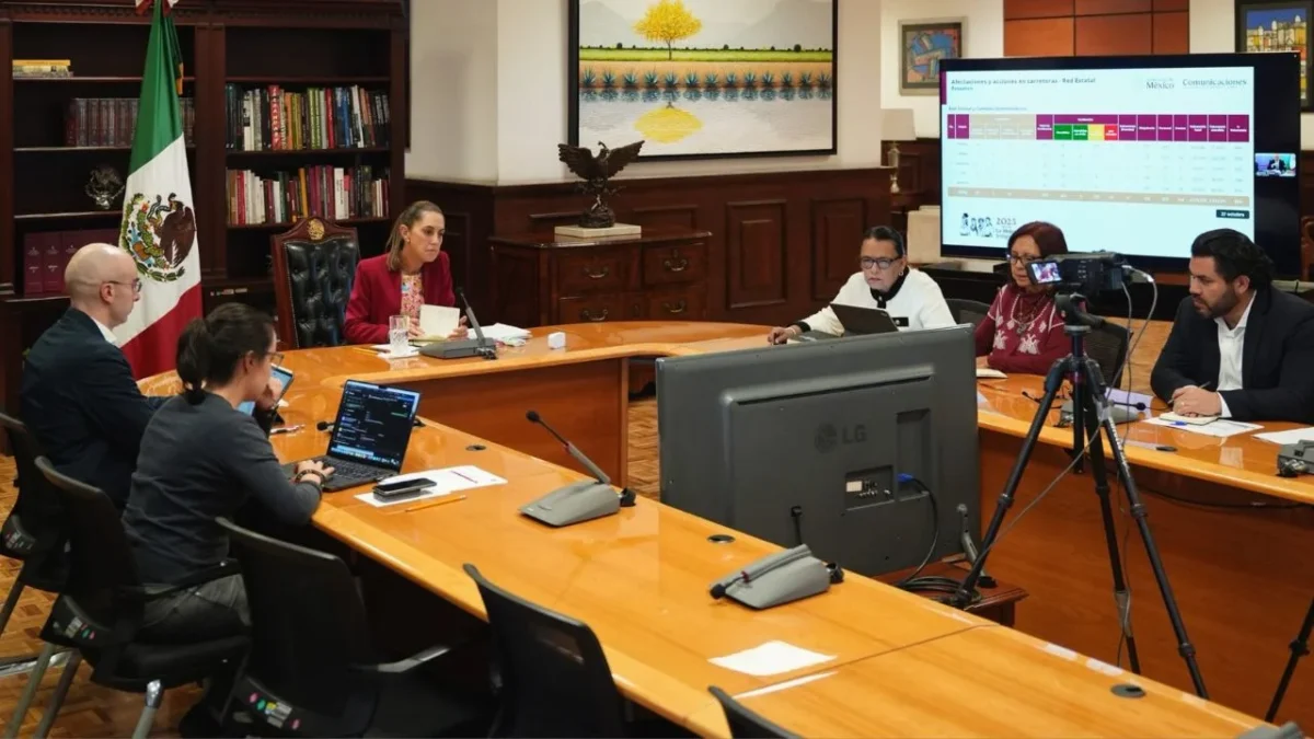 La presidenta Sheinbaum sostuvo una reunión virtual con gobernadores para revisar los avances en la apertura y arreglo de caminos.
